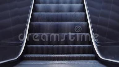 无人购物中心自动扶梯上楼梯。